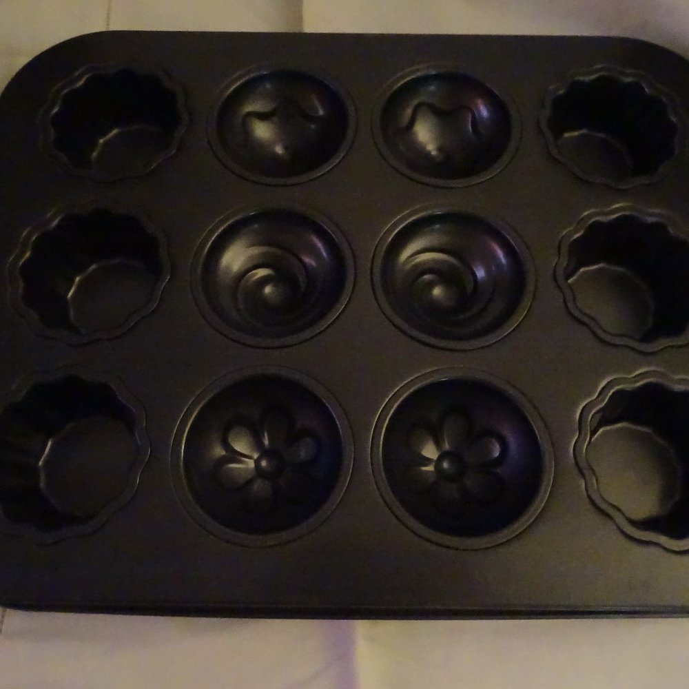 Nonstick 12 Cavity Cupcake Pan